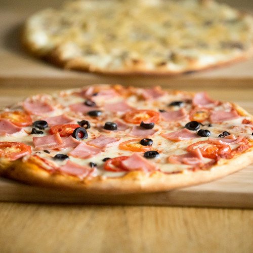 Pizza de Jamón, tomates y aceitunas